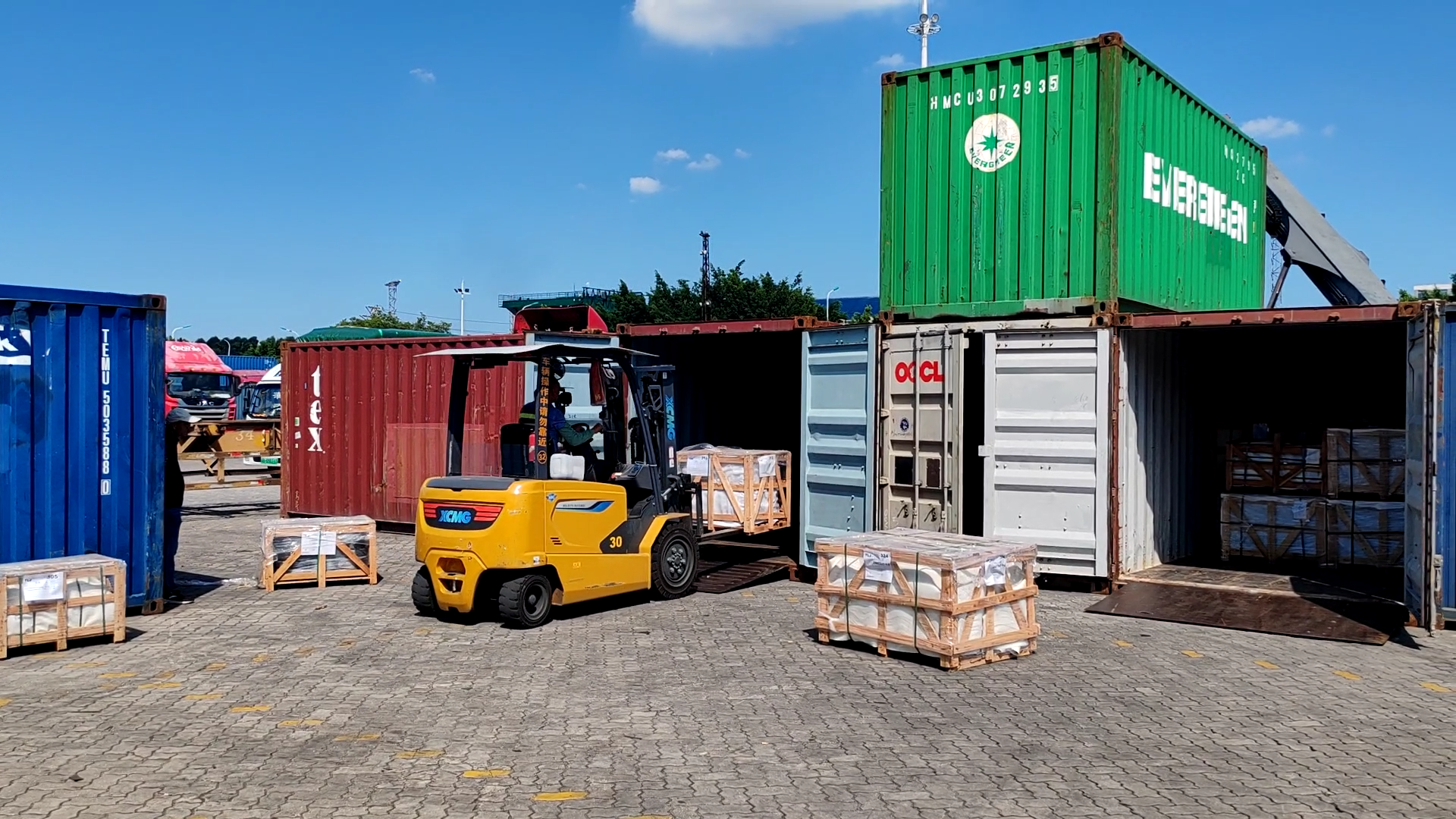 可进箱操作的三亿体育电动平衡重叉车