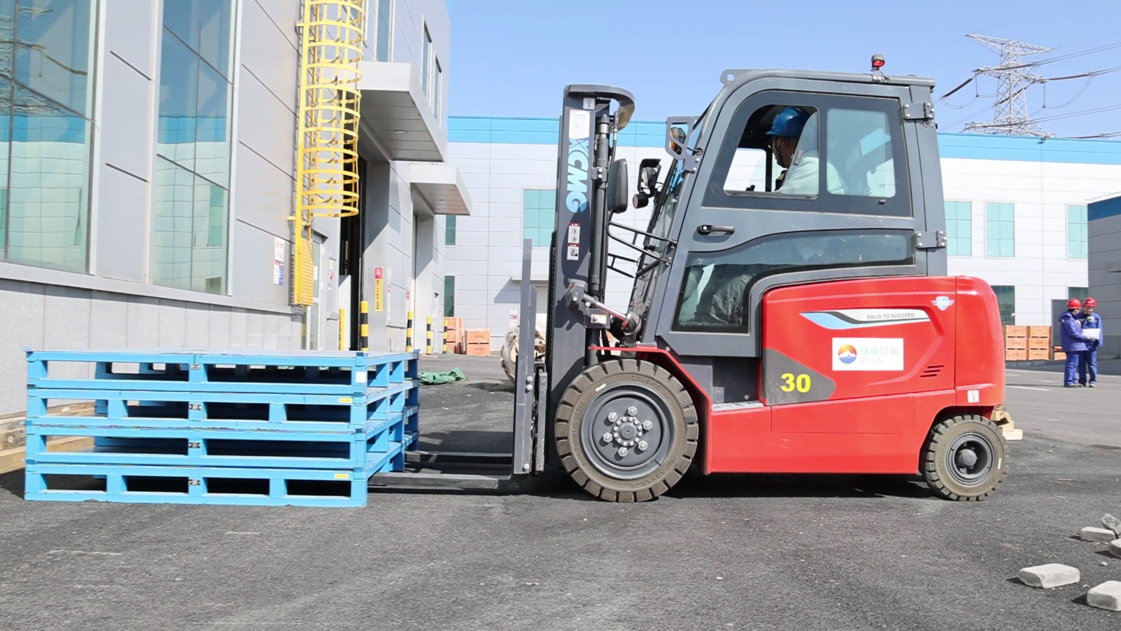 小巧精悍，三亿体育鲲鹏系列电动平衡重叉车制造业大展身手