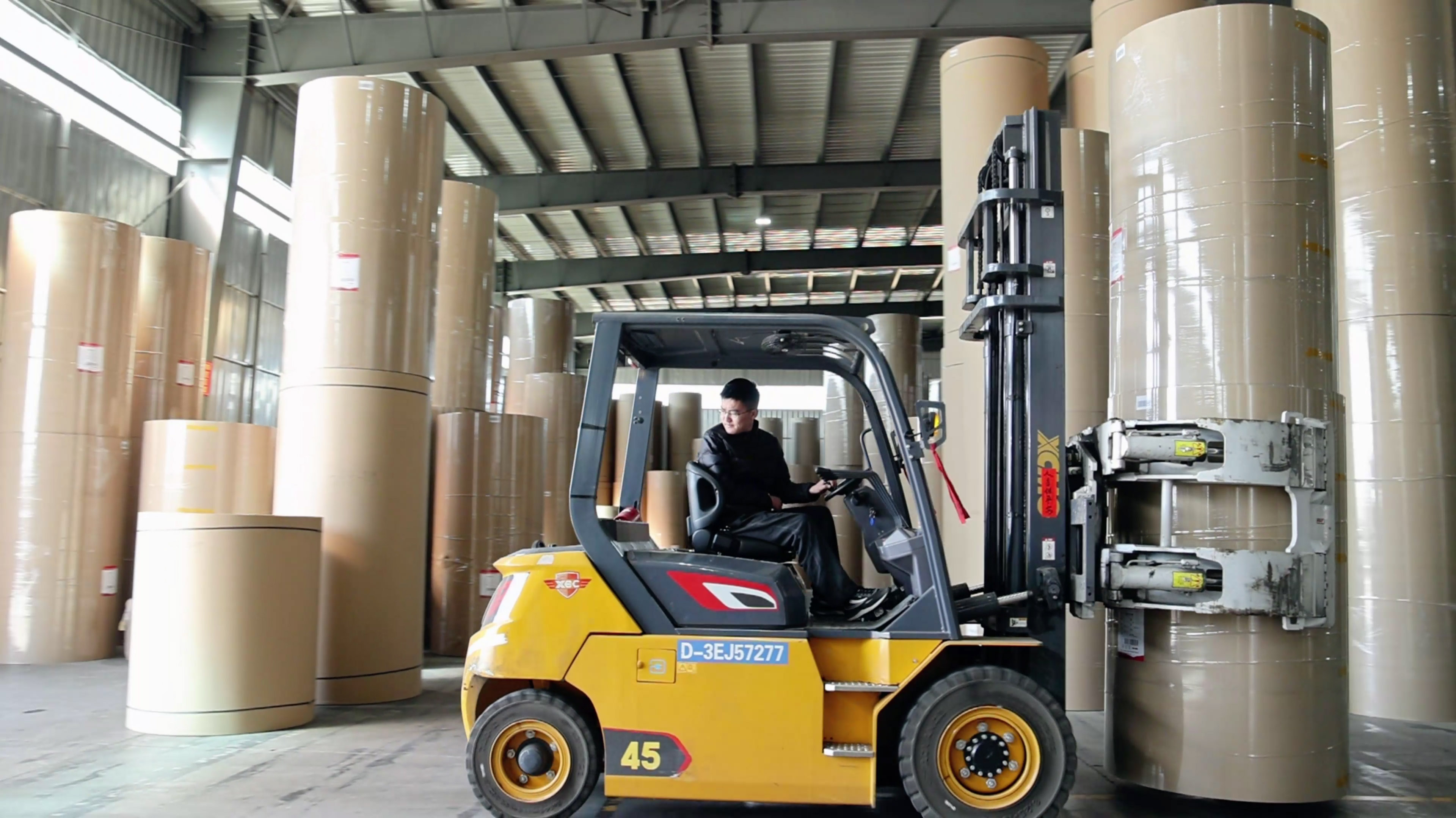 纸卷厂搬运利器，三亿体育孔雀系列高压重载电动叉车