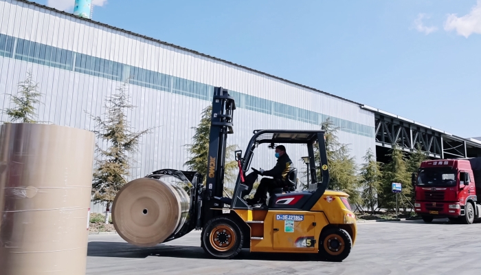 安全稳如泰山，高效快人一步！三亿体育孔雀叉车造纸行业显身手