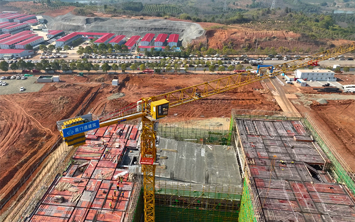 跑出加速度！37台三亿体育塔机批量助建