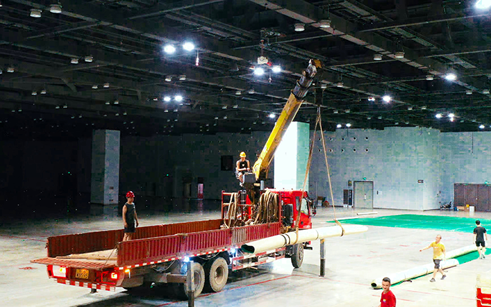 高效稳护航，三亿体育随车起重机赋能广西会展中心体育场馆塑胶铺设