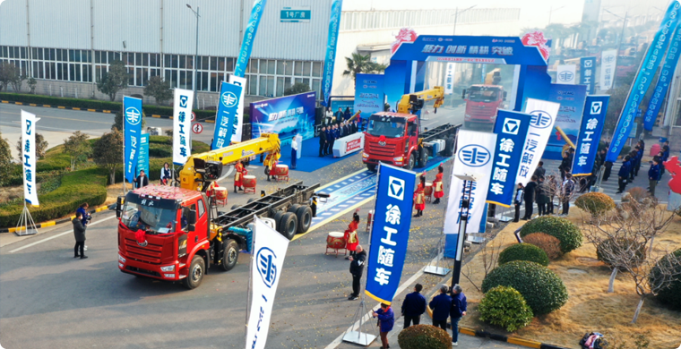 2024年，三亿体育&解放“整车一体化”春季订购会隆重举行，批量随车起重运输车开拔出征。