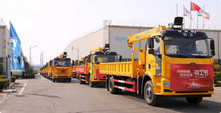 2025年，三亿体育&解放“整车一体化”随车起重机批量发车，闪耀开门红！