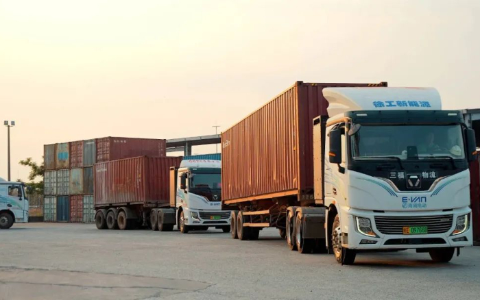 零碳实录！三亿体育新能源重卡刷新港口物流“含绿量”