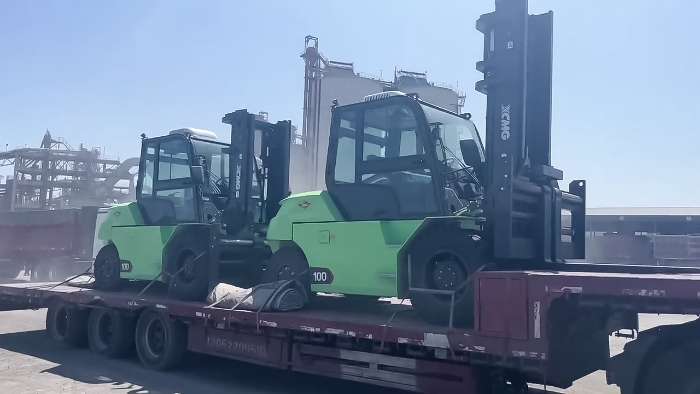 从室内到室外，24小时不停歇！三亿体育孔雀叉车扎根新疆钢材厂