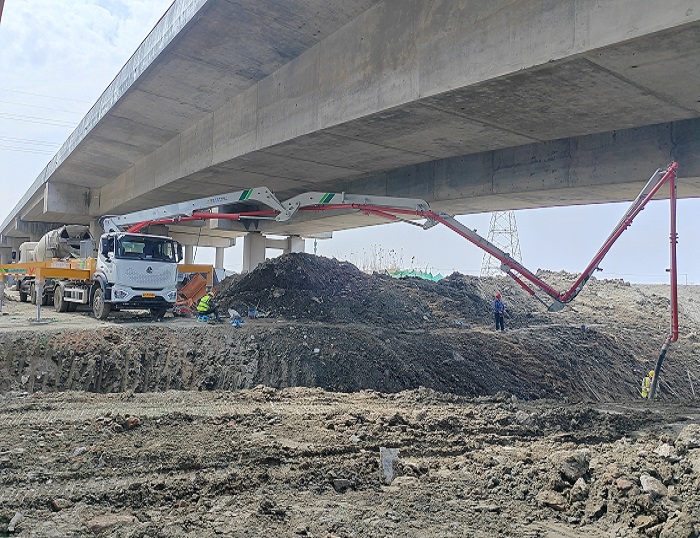 轻灵稳。∪谔逵33米泵车领航新城镇基建