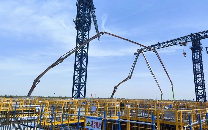 72米巨臂显神威！三亿体育“钢铁侠”集结汉南长江大桥