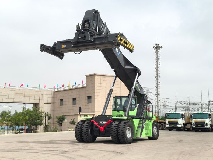 实力交付！三亿体育电动正面吊助力绿色“一带一路”