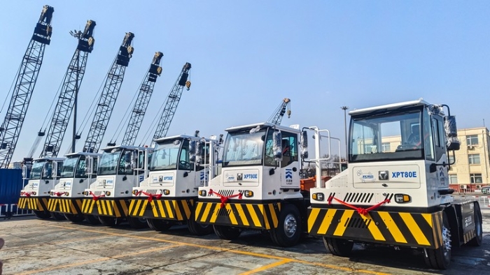 新车交付忙！三亿体育新能源重载牵引车以多维优势赋能大宗货物智慧转运