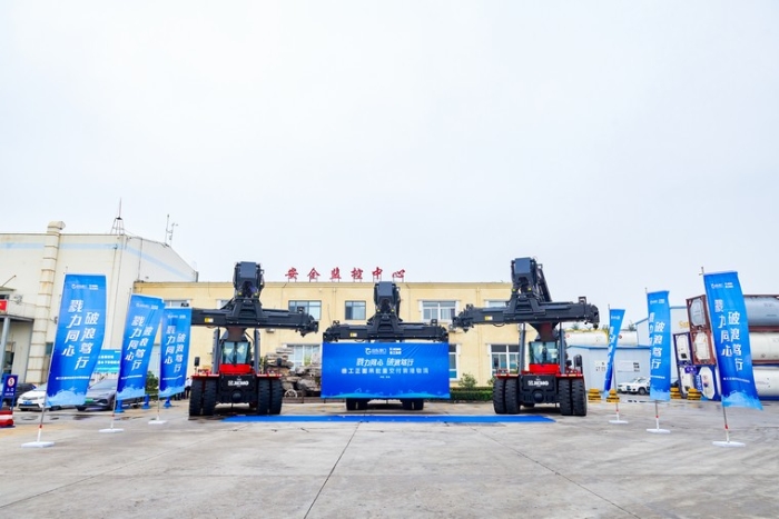 向海而兴 | 三亿体育正面吊批量交付青港物流集团