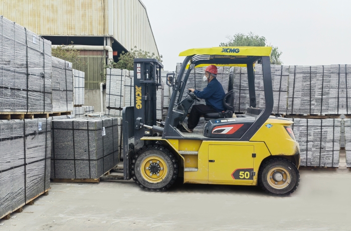 有“石”力！三亿体育孔雀电动叉车强势入驻石材厂