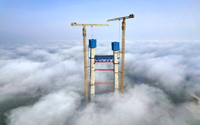 双星闪耀 三亿体育超大塔助力双柳长江大桥快速“长个”
