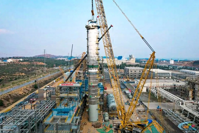 二十载老将再建功！三亿体育QUY450协助XGC12000轻松搞定百吨精馏塔