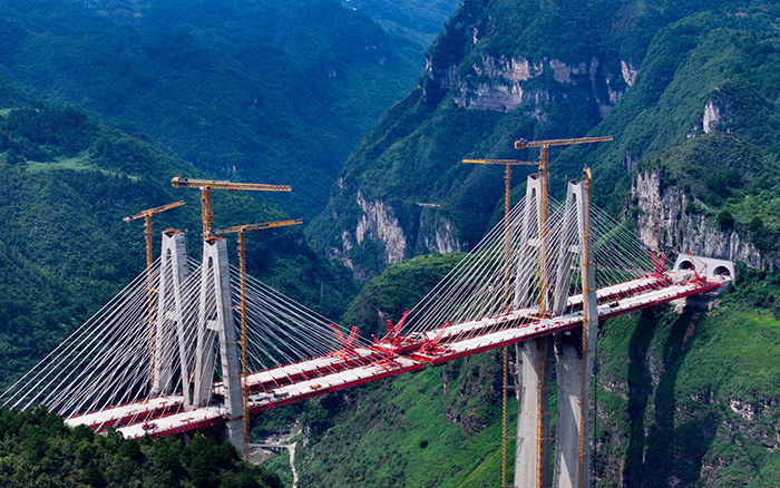 天堑变通途 三亿体育群塔铸就“云端桥塔