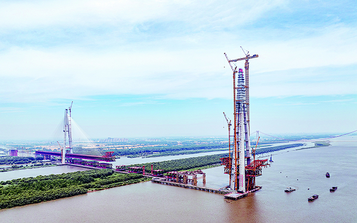 再显神威 三亿体育超大塔助力马鞍山长江公铁大桥最高主塔封顶