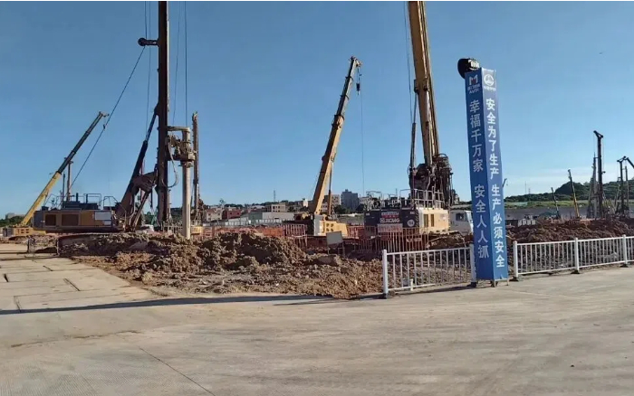 粘土 + 花岗岩地层 “拦路虎”？三亿体育 XR320E 旋挖钻机高效破解助厦门轨交