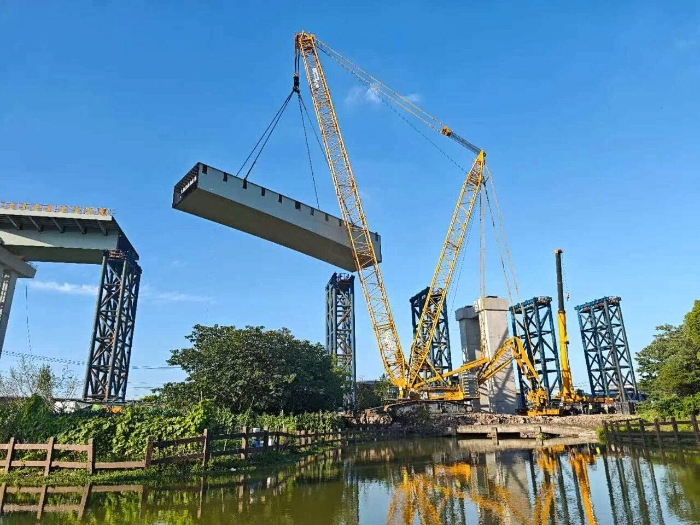 螺蛳壳里做道场？三亿体育XGC11000高架旁上演“极限操作”