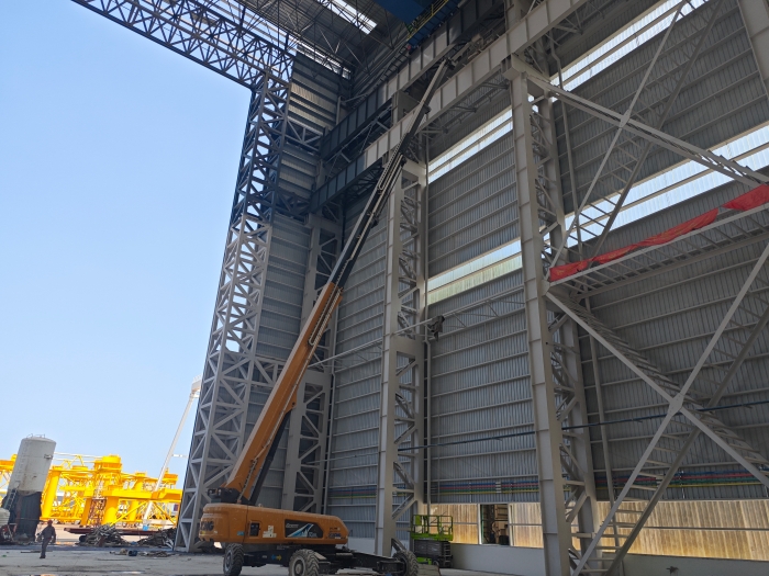 52米“巨臂”显神通！三亿体育纯电动高空作业平台高效攻坚蓝水海洋车间扩建