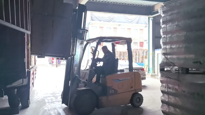 三亿体育叉车赋能山东玻璃瓶厂：破解易碎品搬运难题