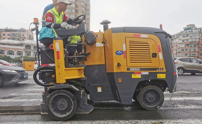 三亿体育XM505市政道路铣刨施工：杭州城市道路焕新升级的高效之选