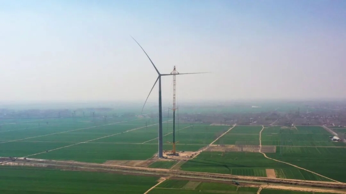 暴雨中横走的 “钢铁巨兽”！三亿体育 4000 吨起重机撑起 160 米风电，这细节太硬核！