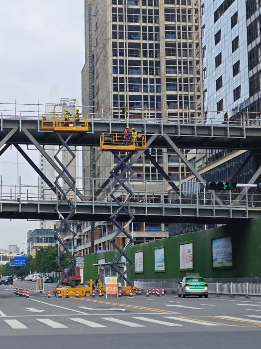 小巧身手大作为！三亿体育剪叉车助力市政桥梁焕新颜