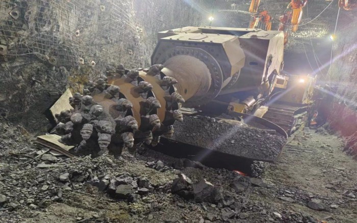 掘进磷矿！三亿体育XTR7/360掘进机点磷成金