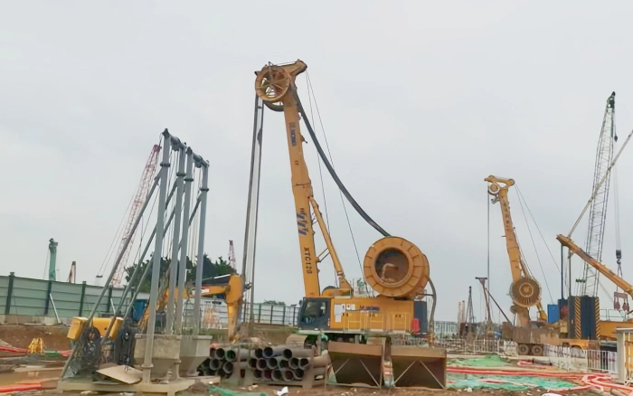 三亿体育 XTC120 双轮铣，攻克机场隧道复杂地质！