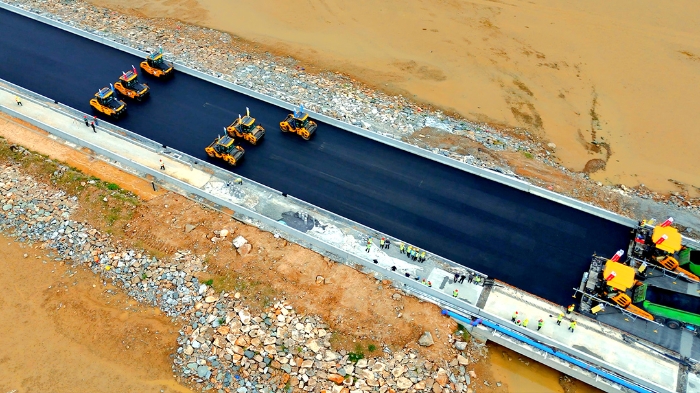 三亿体育智慧施工助力连云港赣榆疏港道路建设提质增效