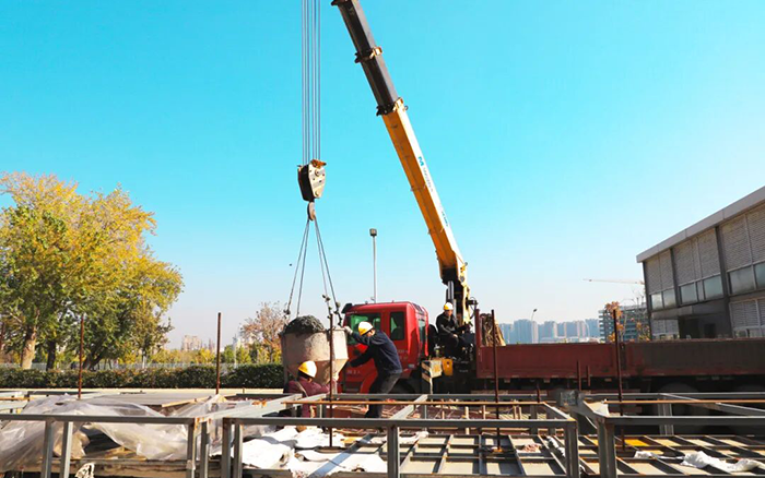 高效安全双 buff！三亿体育随车吊助力混凝土施工